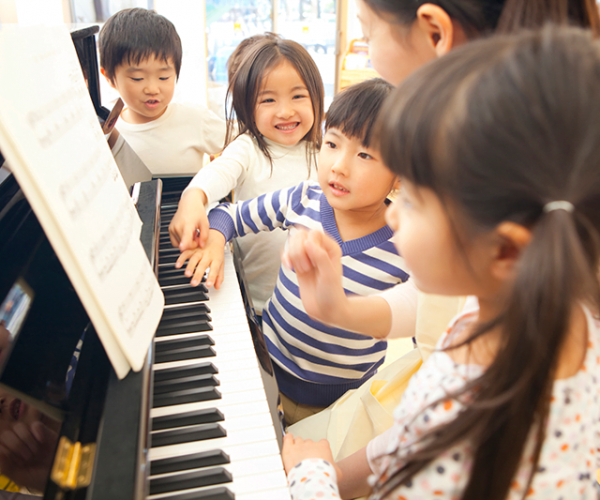 Piano-teachers-in-kindergartens-in-kindergarten-674291532_2125x1416 Piano-teachers-in-kindergartens-in-kindergarten-674291532_2125x1416