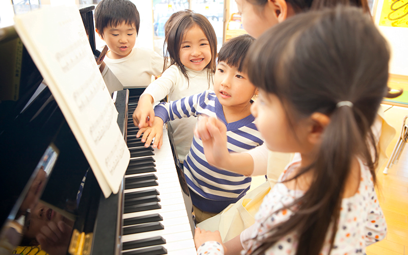 Piano-teachers-in-kindergartens-in-kindergarten-674291532_2125x1416